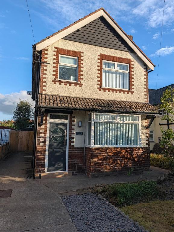 Chester Road- 3 Bedroom Detached Home with parking - Ferienwohnung Helsby