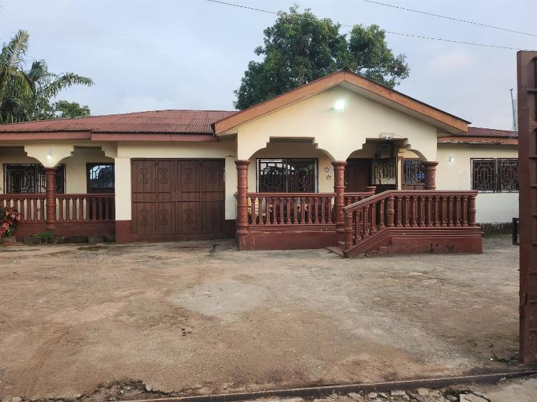 Yogi Guesthouse Near Lungi Airport - B&B Freetown