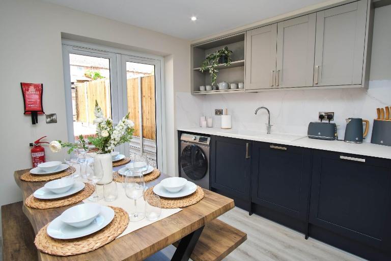 Stylish 4BR House w/parking / Sleeps 8 / Garden - Ferienwohnung Normanton upon Soar