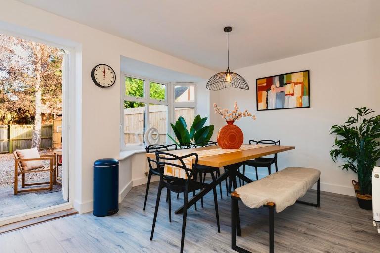 Spacious 5 bed House/sleeps 9 with parking - Ferienwohnung Sileby