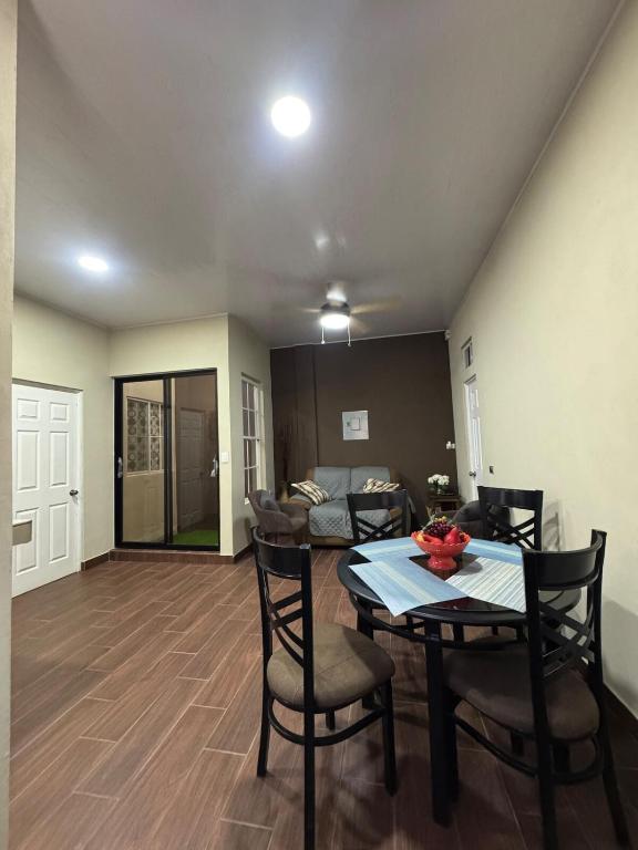 Cozy 2BR Apt in Santa Ana, AC, Parking & Wifi - Bed and Breakfast Santa Ana