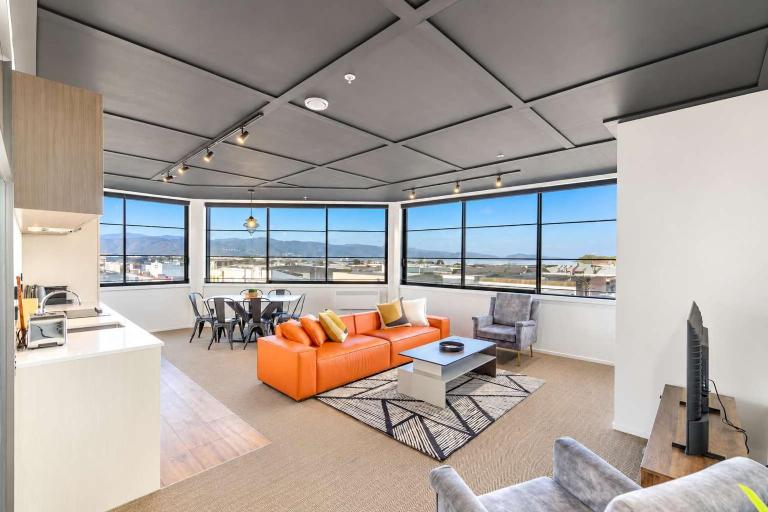 Vibrant 3BR Petone Stay with Foosball & City Views - B&B Lower Hutt