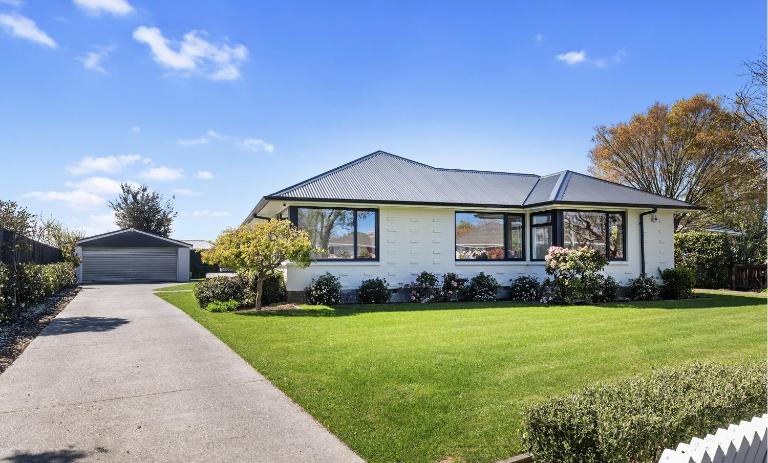 Private Family 4BR Home Near Airport - Sleeps 7 - Free Parking - B&B Christchurch