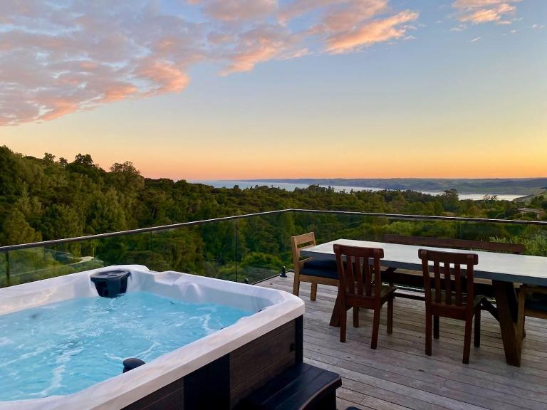 Nestled in Nature 3 Bedroom- Spa Pool & Sauna & Pilates Studio - B&B Raglan