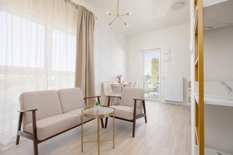 Spacious Apartment with a Balcony for 4 Guests by Noclegi Renters - Ferienwohnung Warschau