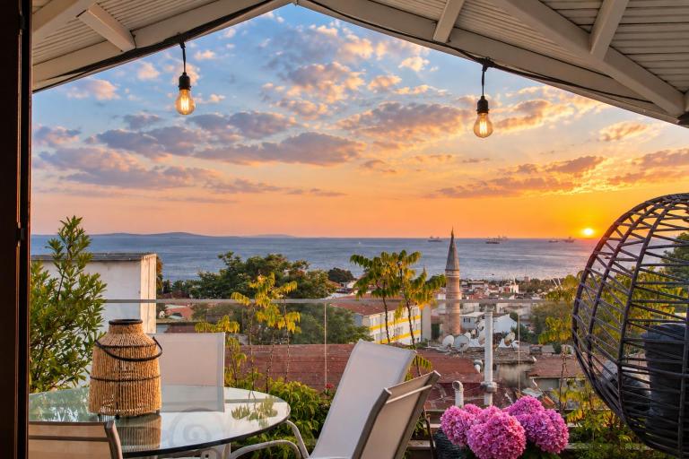 3BR Gem W Sea View Terrace in Historic Peninsula - Bed and Breakfast Istanbul