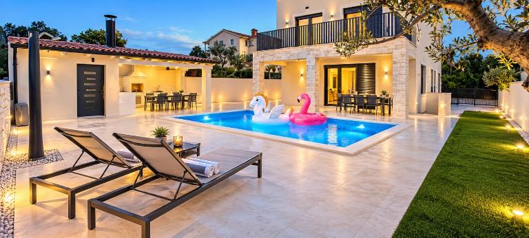 Villa Salvore - new luxury house, heated pool, near beaches, playroom - Istria - Bed and Breakfast Savudrija