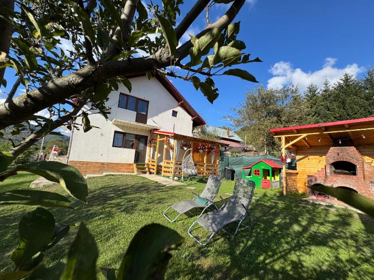Cozy mountain house - Chambres d'hôtes Trăisteni