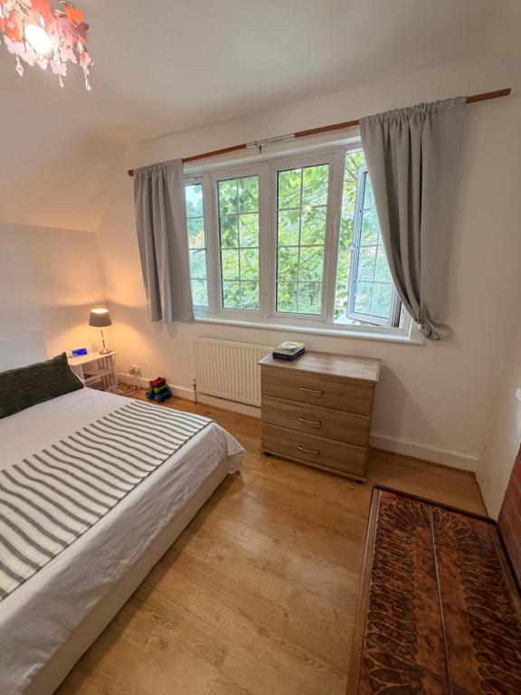 Bright Spacious Double Room with Garden Access - B&B Northwood