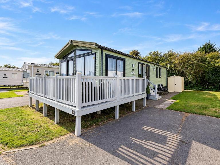 Lovely Caravan With Decking At Southview Holiday Park Ref 33059V - Bed and Breakfast Skegness