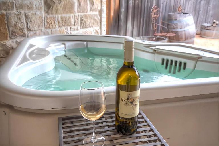 Wine Country Cottage Hot Tub, Pool & Pickleball - B&B Fredericksburg