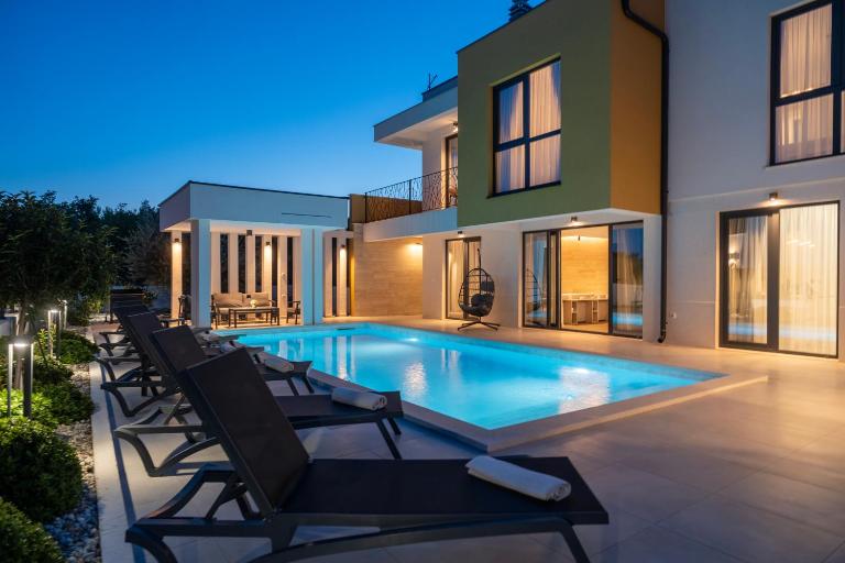 Luxury Villa - FOR GIFT - B&B Pridraga