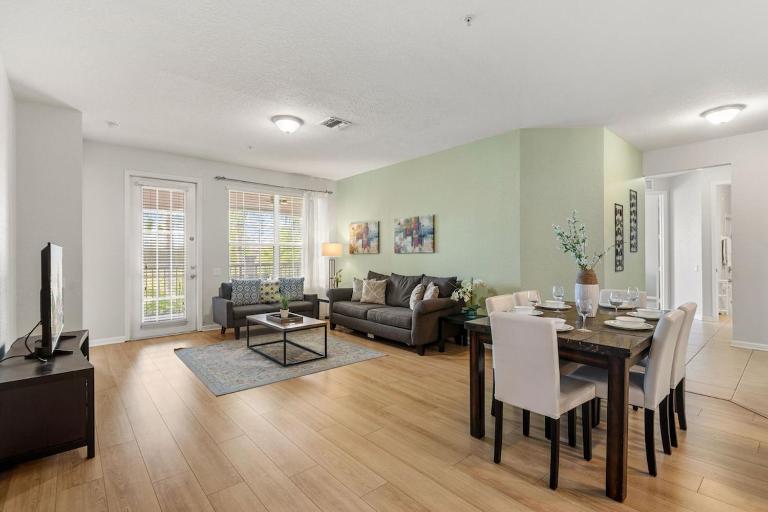 Beautiful LAKEVIEW Deluxe Condo Near Theme Parks - B&B Orlando