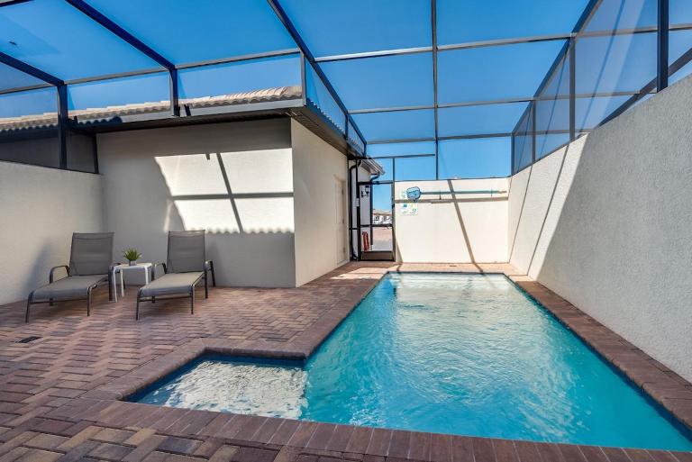Townhome wPrivate Pool & FREE on-site Water Park - Bed and Breakfast Kissimmee