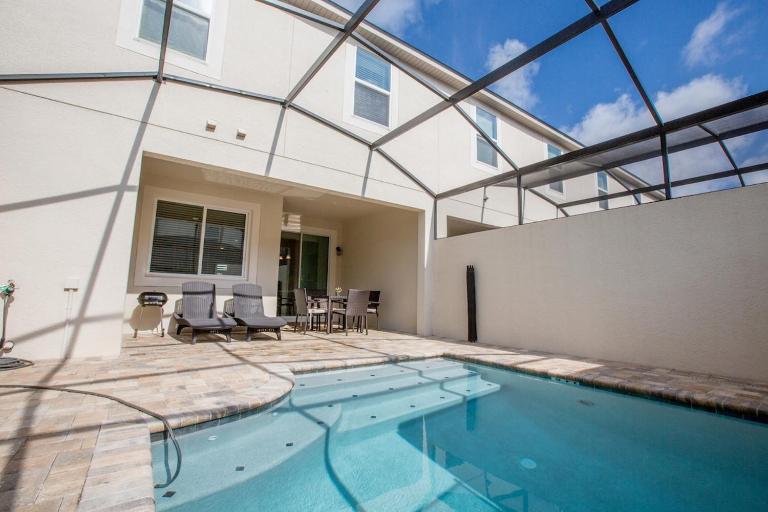 Beautiful Furnished Townhome w Private Pool - Bed and Breakfast Kissimmee