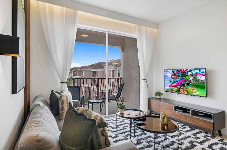 Updated Condo Near Conv Ctr, I-Drive & Universal - Bed and Breakfast Orlando