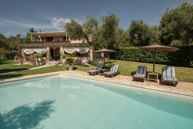 Villa Lalla with Private Pool, Sea View & Spacious Garden - B&B Lithakia