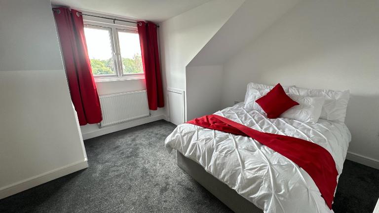 Modern 4‑Bed Three‑Storey House — Parking for 3 - Ferienwohnung Loughborough
