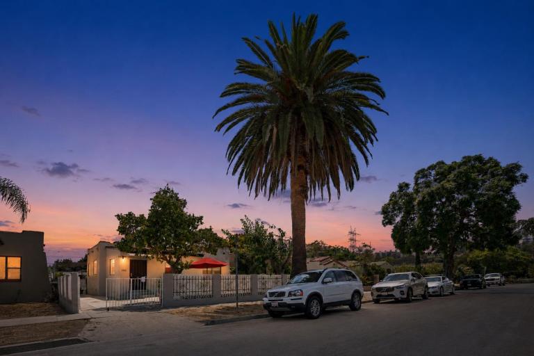 Cozy Atwater Village Retreat - Walk to Shops & Dining - B&B Los Angeles
