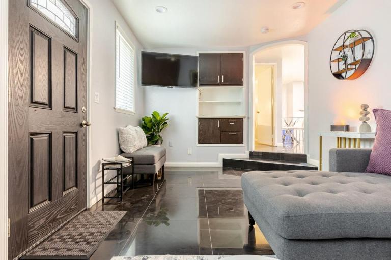 Quiet Victorian 2BR • Ping Pong Room • Free Parking • W/D - Bed and Breakfast Oakland