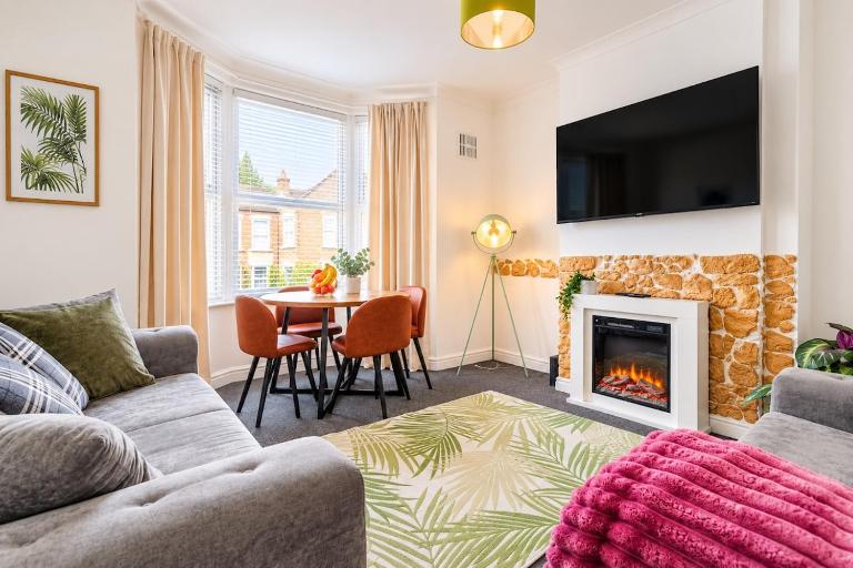 Modern four Bed Home Near city centre sleep 8 - Chambres d'hôtes Bristol