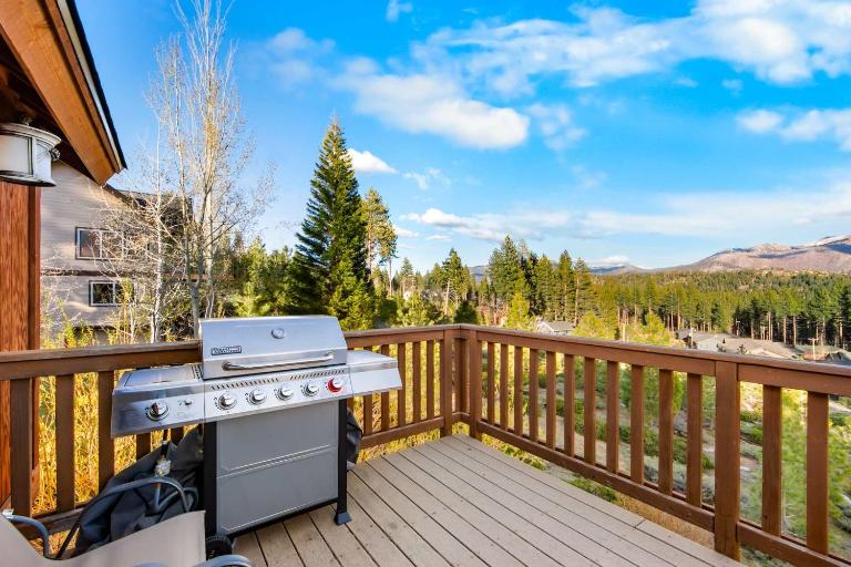 Shaquinaw - Mountain views, Hot tub & Game Room! - B&B South Lake Tahoe