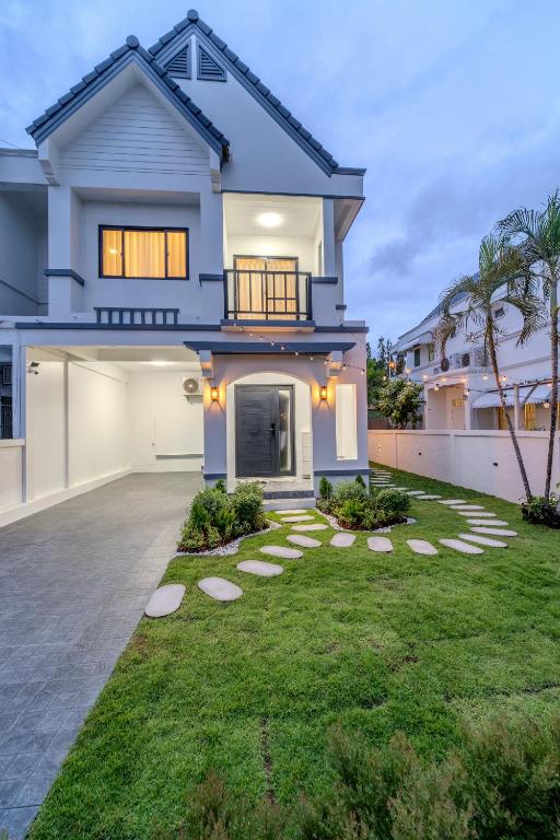 Stylish 3 Bedroom Villa with Garden, Chalong - by PoshSaga - Ferienwohnung Ban Chalong