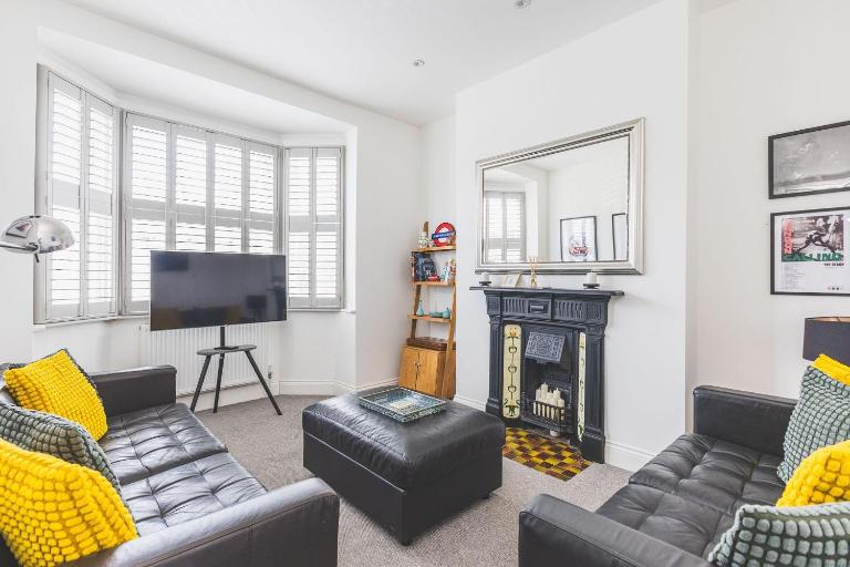 Spacious 2BDR 2BA near Shepherds Bush Oasis - B&B London