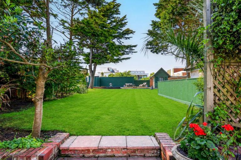 Sobo House, Southbourne Beach, Bournemouth Sleeps 12, with hot tub - B&B Bournemouth