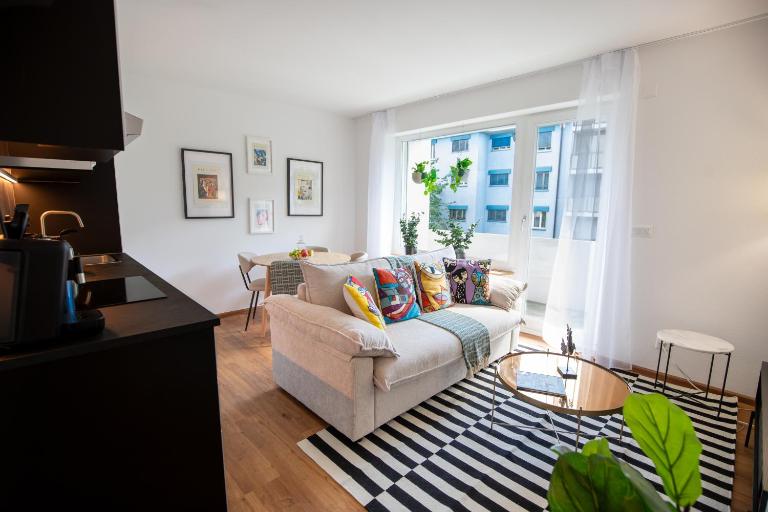 Urban Smart Living with balcony near Basel SBB & City Center - Special TRIO PICASSO 32 Apartment, up to 4 guests - B&B Basel