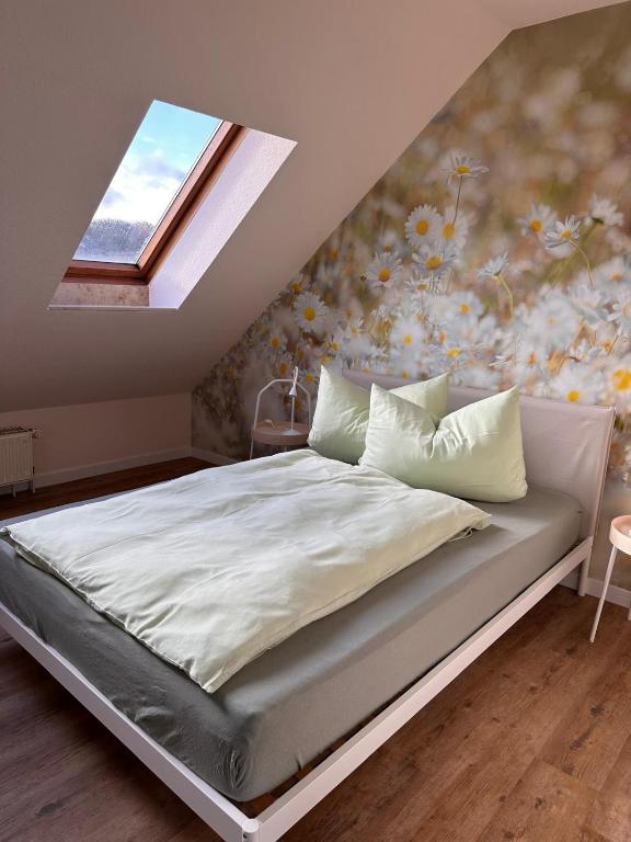 Moderne Wohnung voll ausgestattet, privater Parkplatz, WLAN - Chambres d'hôtes Arnstadt