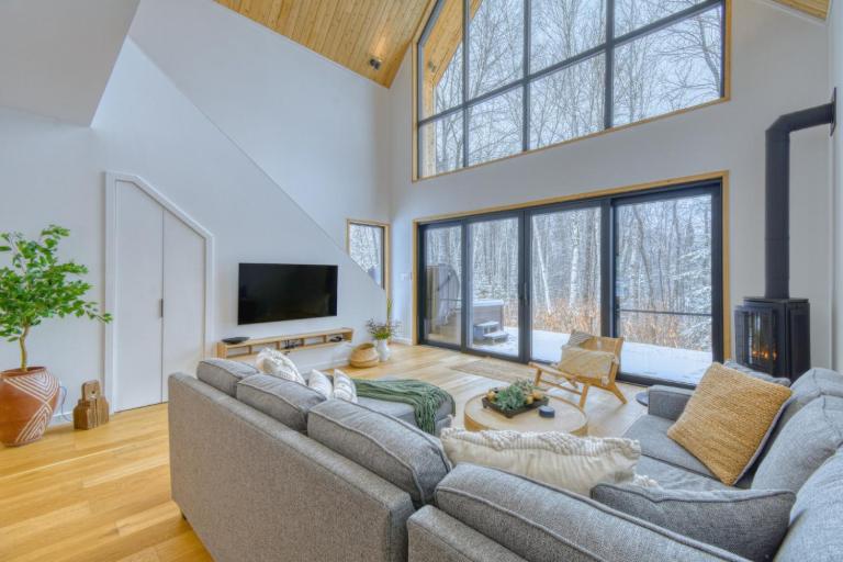 Snohaus 9 - Scandinavian Mountain Chalet - Bed and Breakfast Mont-Tremblant