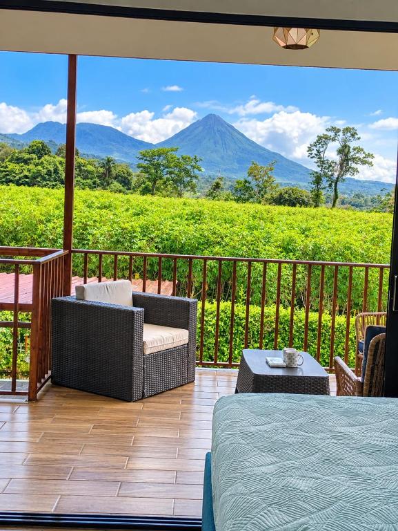 Arenal Nephelium Country Home, Refugio rural con piscina, jacuzzi y balcón con hermosas vistas al Volcán Arenal, en una finca privada - Bed and Breakfast La Fortuna