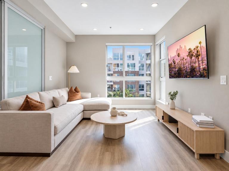 Stylish Hollywood Stay with Balcony, Gym & Laundry - Ferienwohnung Los Angeles
