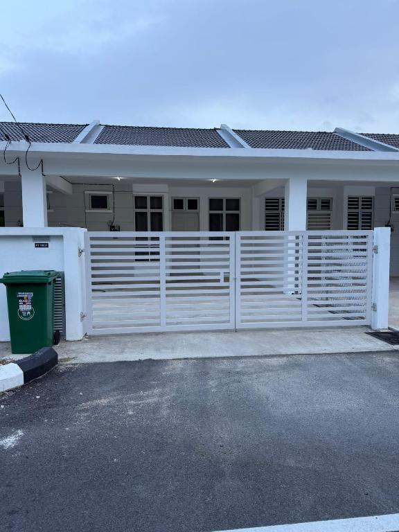 Homestay Taman Tiara Paka Fasa 3 Full AC Coway Unify and Netflix - Bed and Breakfast Paka