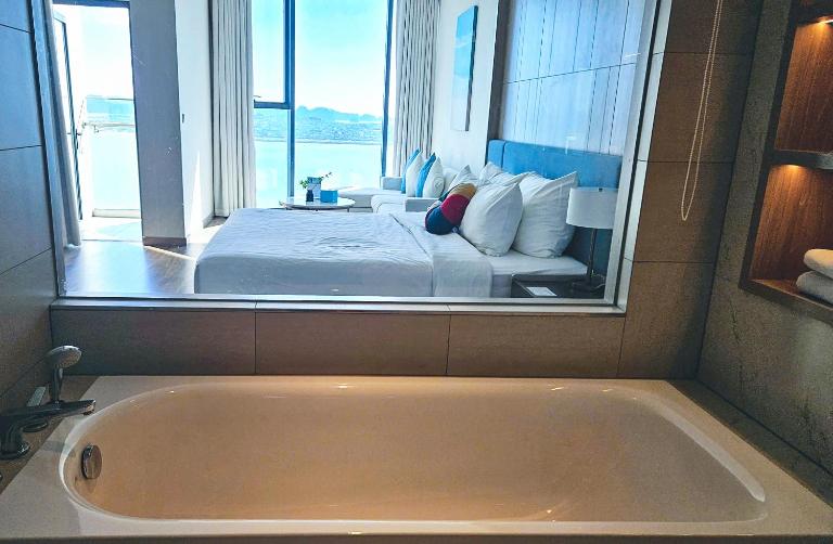 Highfloor View Beach in Alacarte Ha Long - B&B Hạ Long