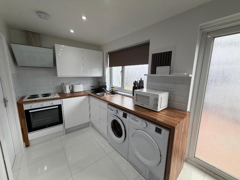Heathrow Family Apartment with Secure Parking - B&B Hayes