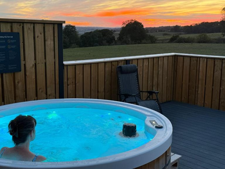 Coldharbour Loft with 'Hot Tub in the Sky' - B&B Stone