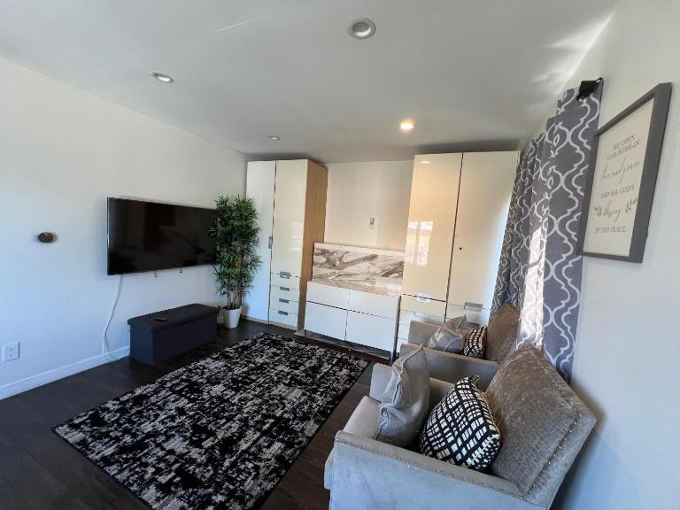 Comfort and Cozy stay Free parking on site - B&B Oakland