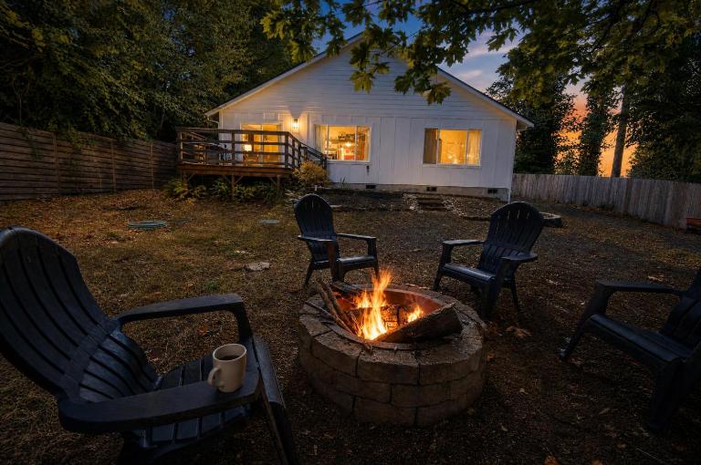 Near Mason Lake - Fast WiFi - Near Mason Hospital - Sleeps 7 - B&B Shelton