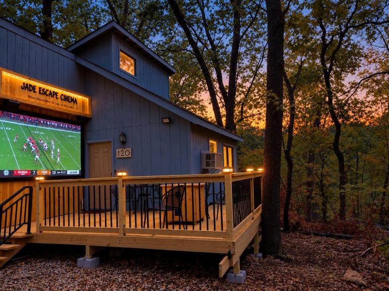 Jade Escape - 130" Outdoor Cinema - Near Bagnell Dam Strip - Sleeps 8 - EV Charger - B&B Rocky Mount