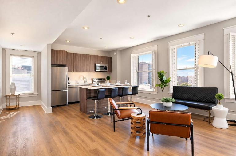 Elevated 2BR in Gaslamp Prime Location Sleeps 5 - Chambres d'hôtes San Diego