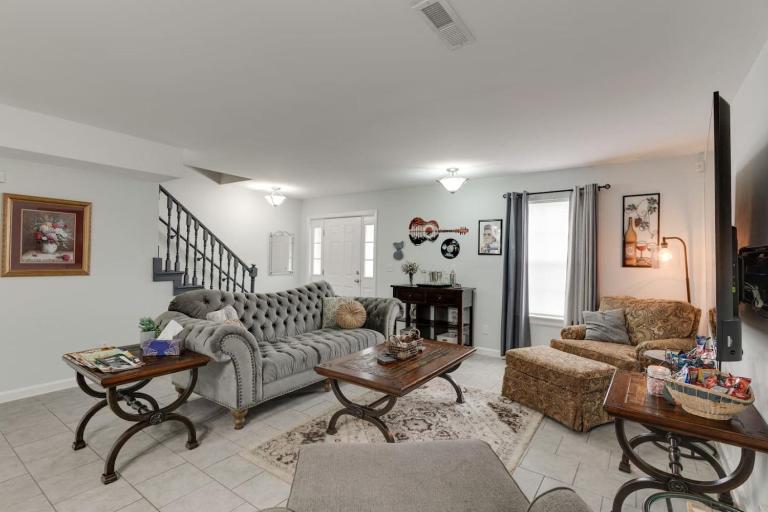 Beautiful 3 Bedroom- free parking 2M to Broadway - Bed and Breakfast Nashville