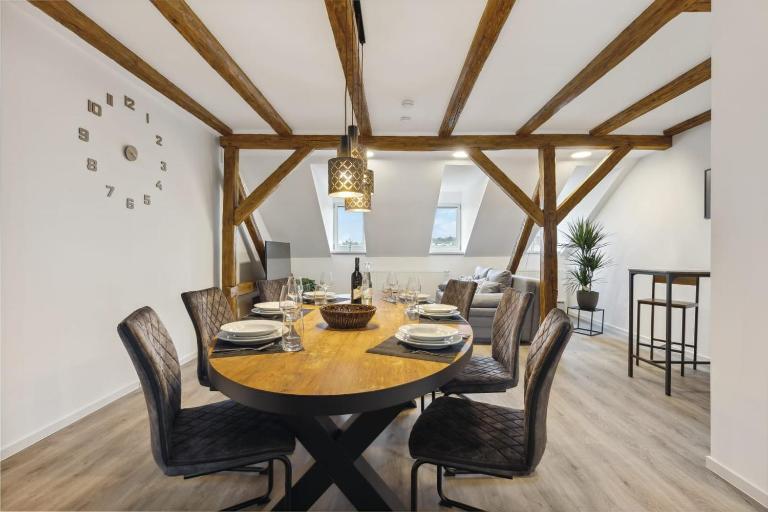 EasyStay Hof Apartment 130square metre Bahnof Zentral - Chambres d'hôtes Hof