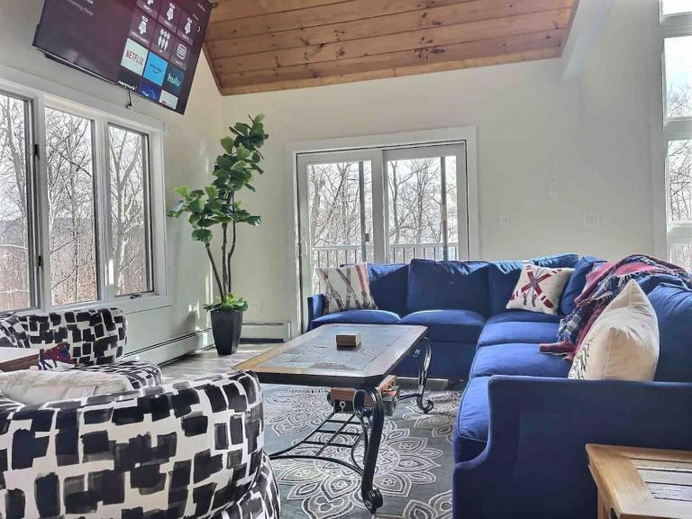 BruinsDen- Fooseball, Hot Tub, Ski on Ski off - B&B Killington