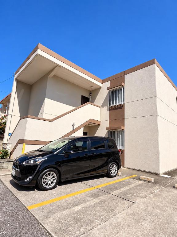 Sunstone Residence 2F - Free Rental Car & Airport Pickup - 10 Min to American Village - B&B Ginowan