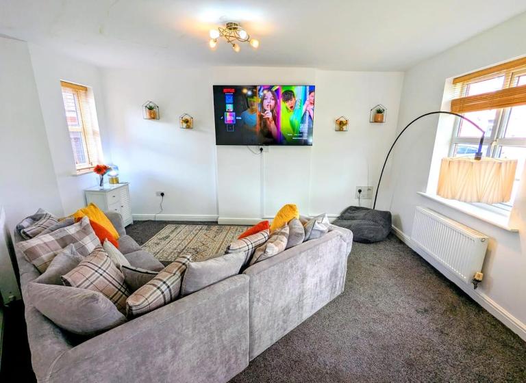 3 beds, 2 showers, 3 toilets and private parking - B&B Crewe