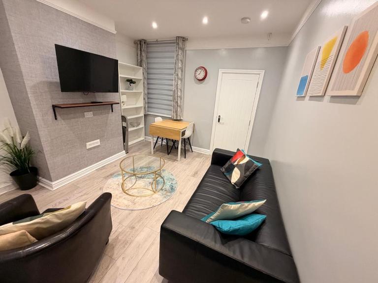 Modern 4 Bedroom House with 2 Toilets - Ferienwohnung Stoke-on-Trent