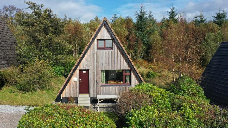 1 Bedroom Cabin with Mountain & Loch Views - Quiet Location between Glencoe & Ben Nevis - B&B Corran