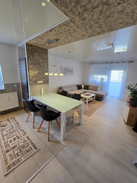Zentrumsnahe 2-Zimmer FeWO mit Balkon, Tiefgarage, Nahe ÖPNV für 4 Personen - Ferienwohnung Fürth
